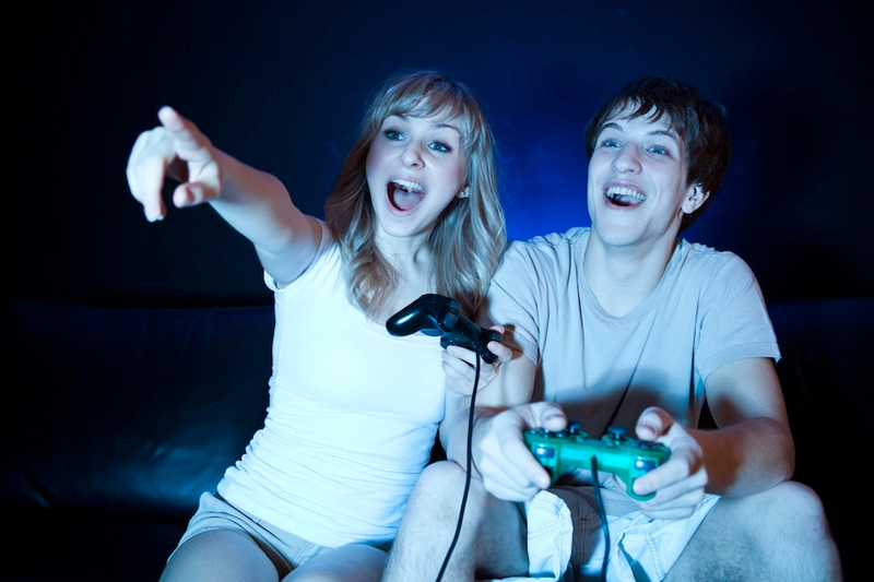 Illustration for article titled Fake Gamers of the Week: A Couple Too Beautiful For This World